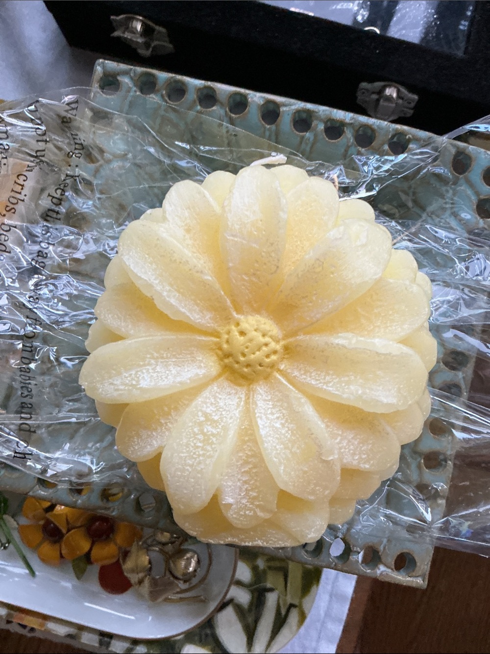Yellow Daisy-Shaped Decorative Candles -each - Picture 4 of 7